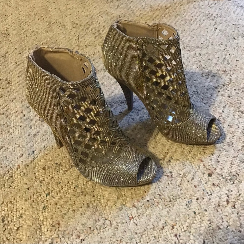 Elegant Silver Gold Peep-Toe Heels